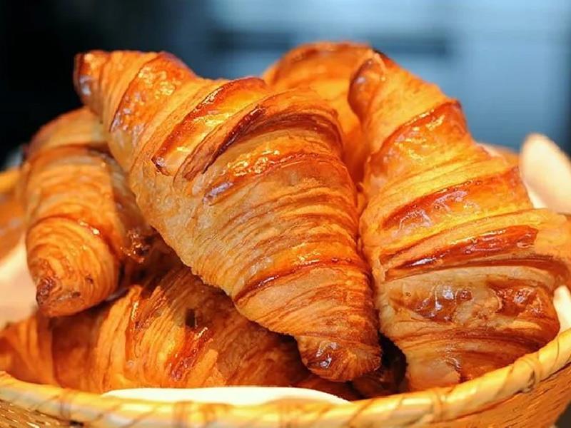 قیمت کروسان -راهنمای کامل قیمت کروسان در کافه، تولد، شکلاتی، خانگی و کروسان بزرگ