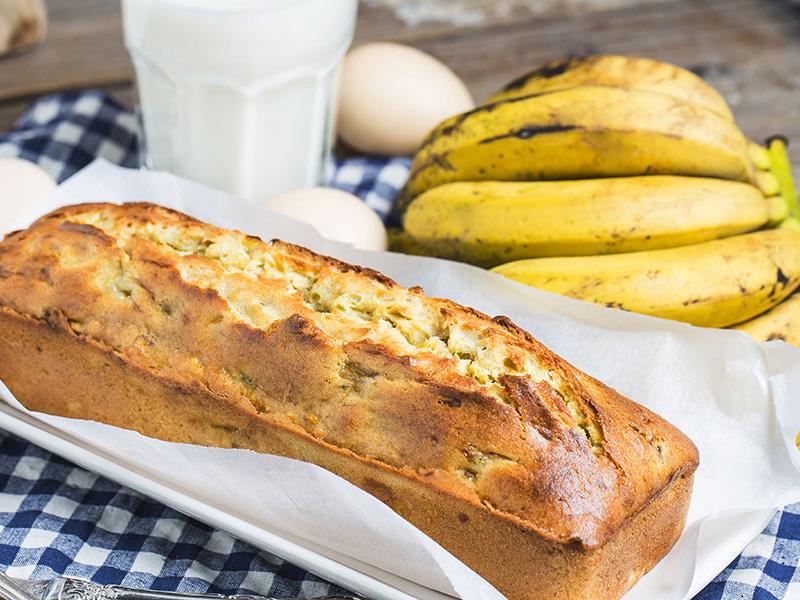 قیمت کیک موز و گردو | راهنمای تخصصی قیمت کیک خامه‌ای با فیلینگ موز و گردو و کیک تولد در سال 1404