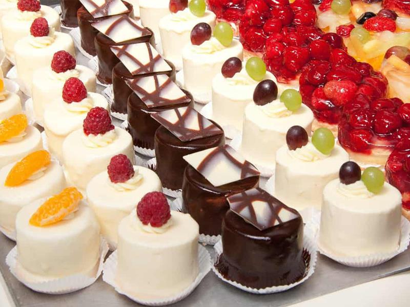 قیمت شیرینی خامه‌ای و شیرینی تر امروز – قیمت یک کیلو شیرینی خامه‌ای، قیمت شیرینی تر ۱۴۰۴، رولت، نارنجک و مخلوط